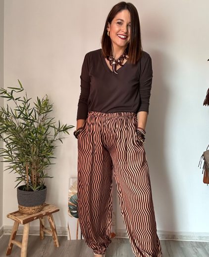Pantalón satinado marrón y camel