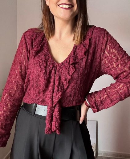 Blusa encaje volantes burdeos