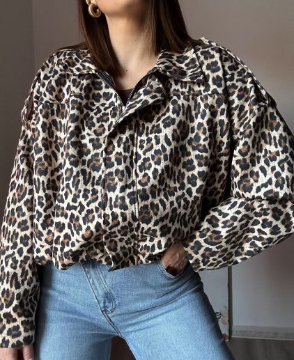 Bomber ante leopardo