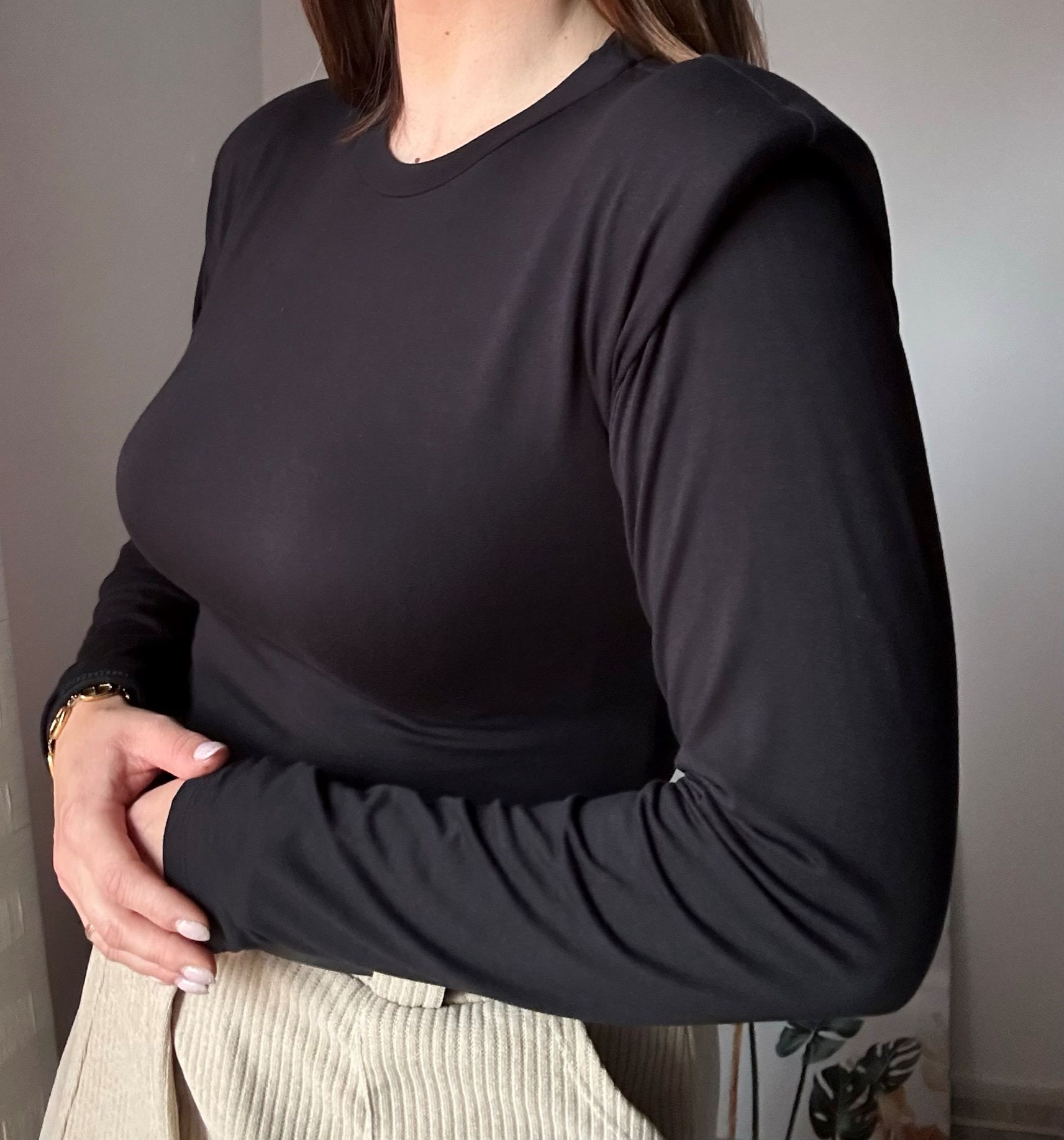 Camiseta negra hombreras 2