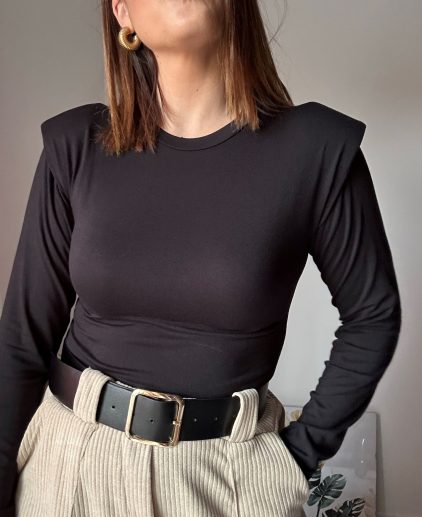 Camiseta negra hombreras