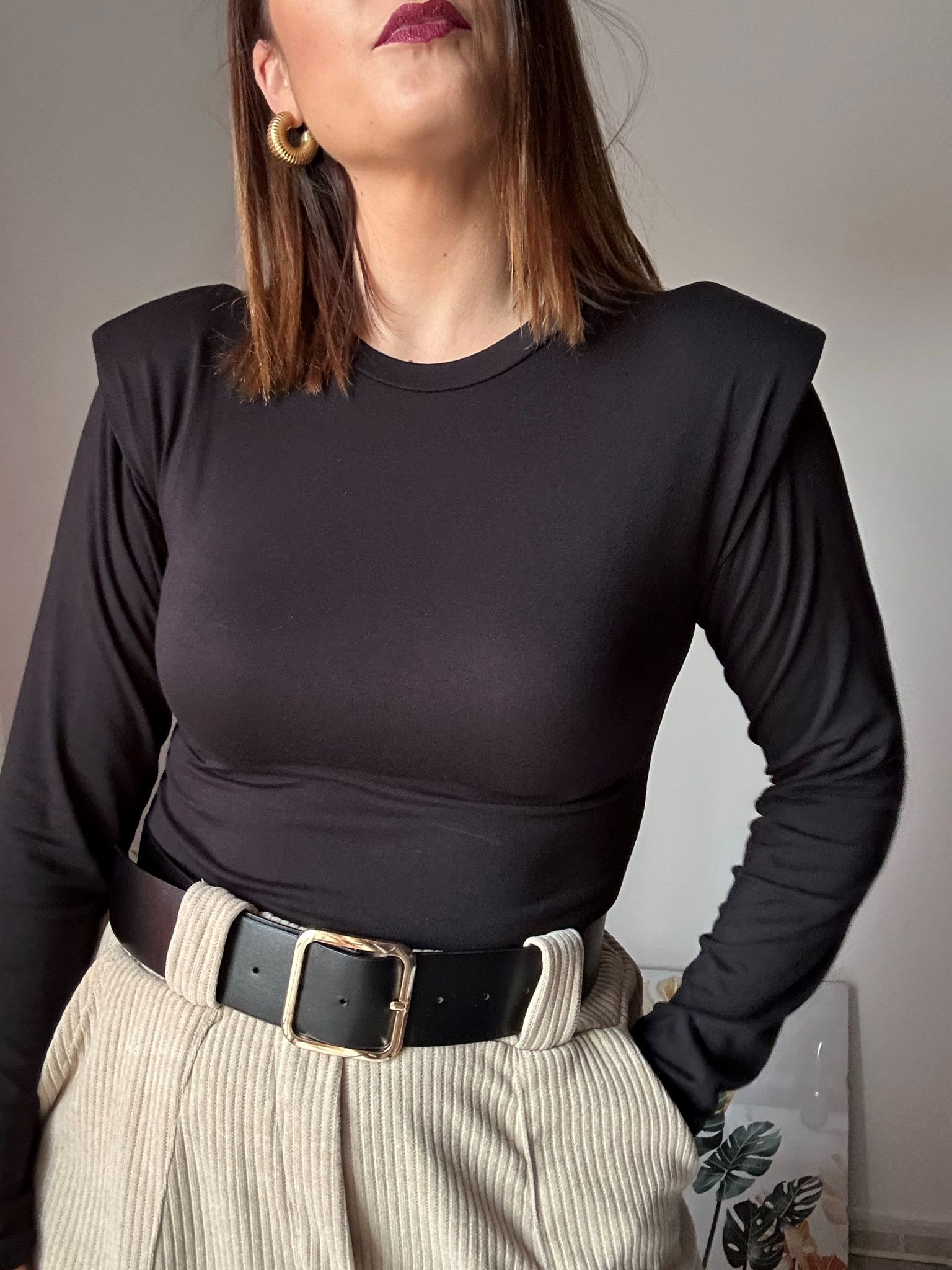 Camiseta negra hombreras 3