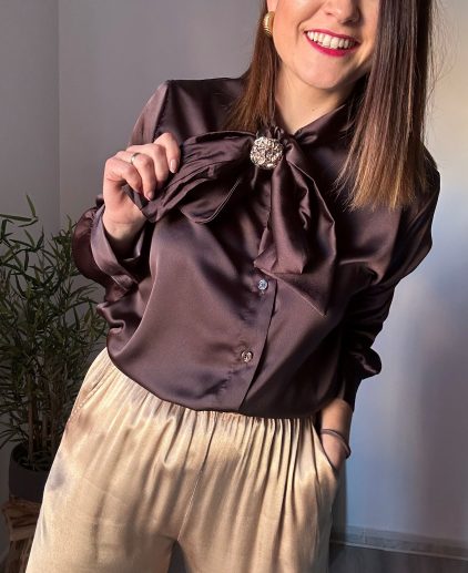 Camisa lazada satinada marrón