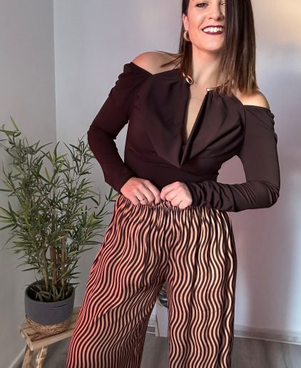 Camiseta marrón collar