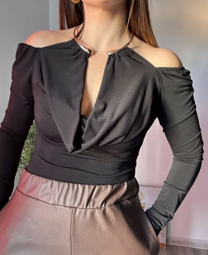 Camiseta negra collar