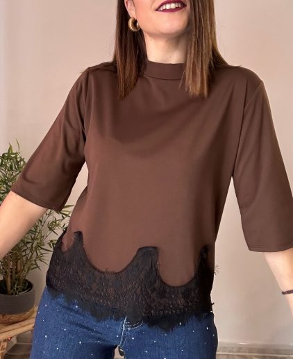 Camiseta marrón encaje