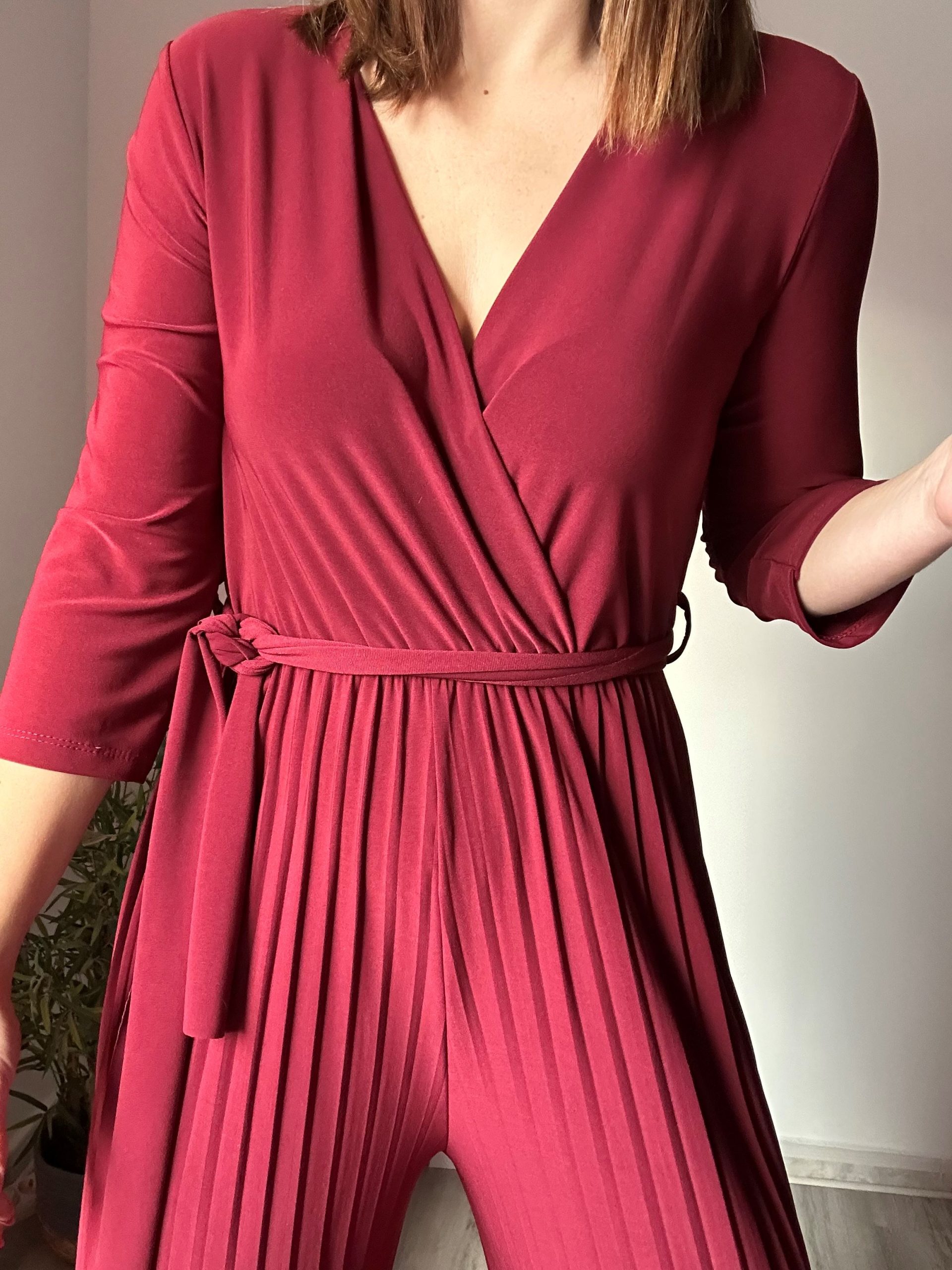 Mono plisado burdeos 1