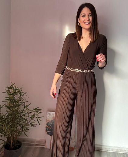 Mono plisado marrón