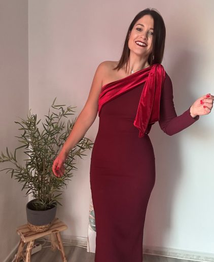 Vestido entallado burdeos