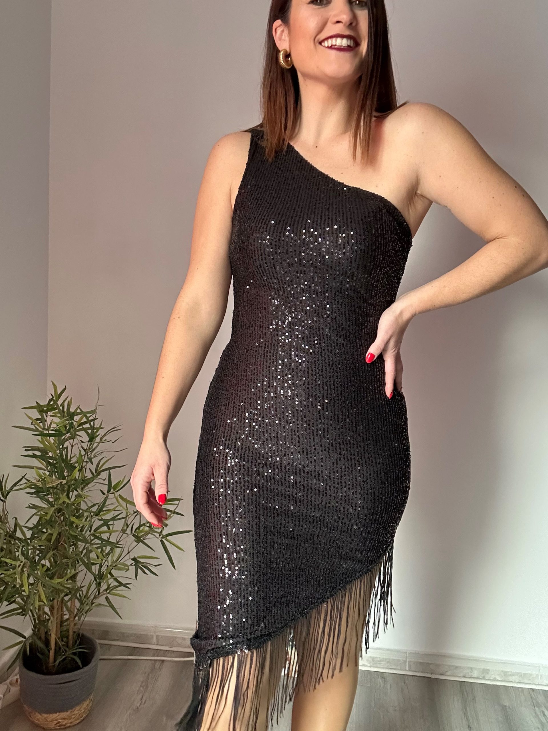 vestido negro lentejuelas flecos 1