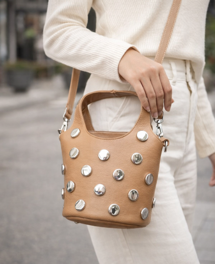 Tote camel tachuelas