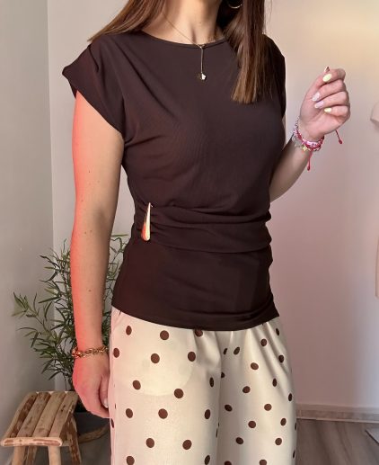 Camiseta canalé asimétrica marrón