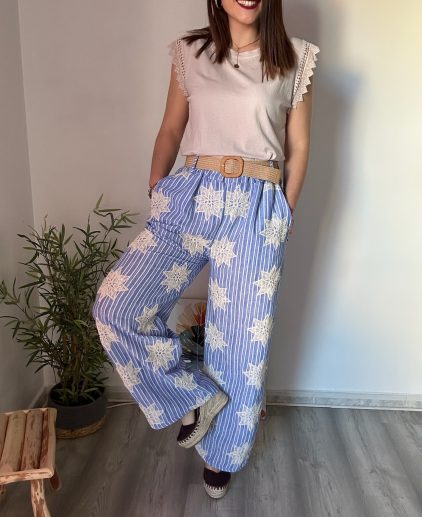 Pantalón azul rayas bordado