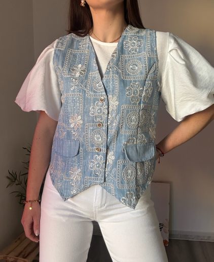 Chaleco azul bordado