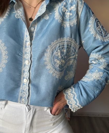 Camisa azul bordada