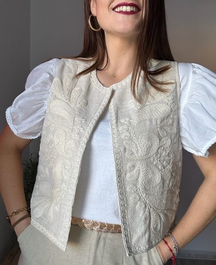 Chaleco bordado beige