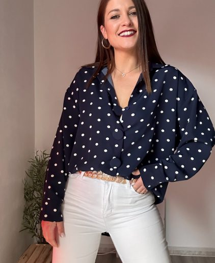 Camisa azul marino lunares