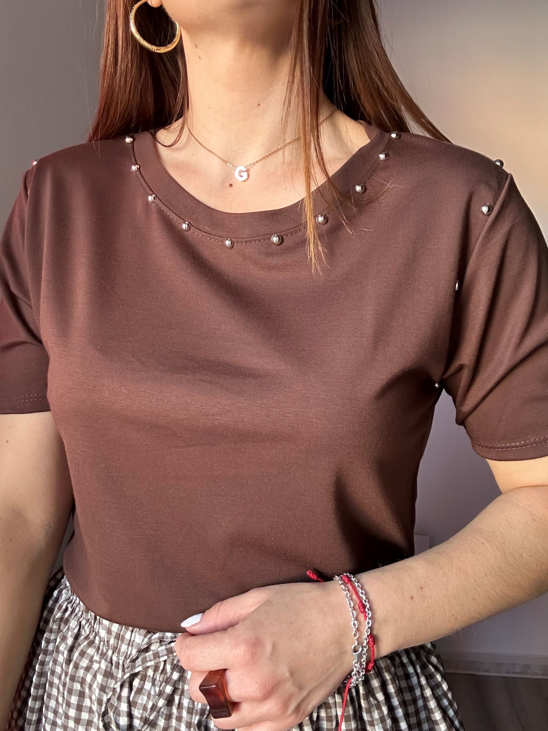 Camiseta marrón tachas 1