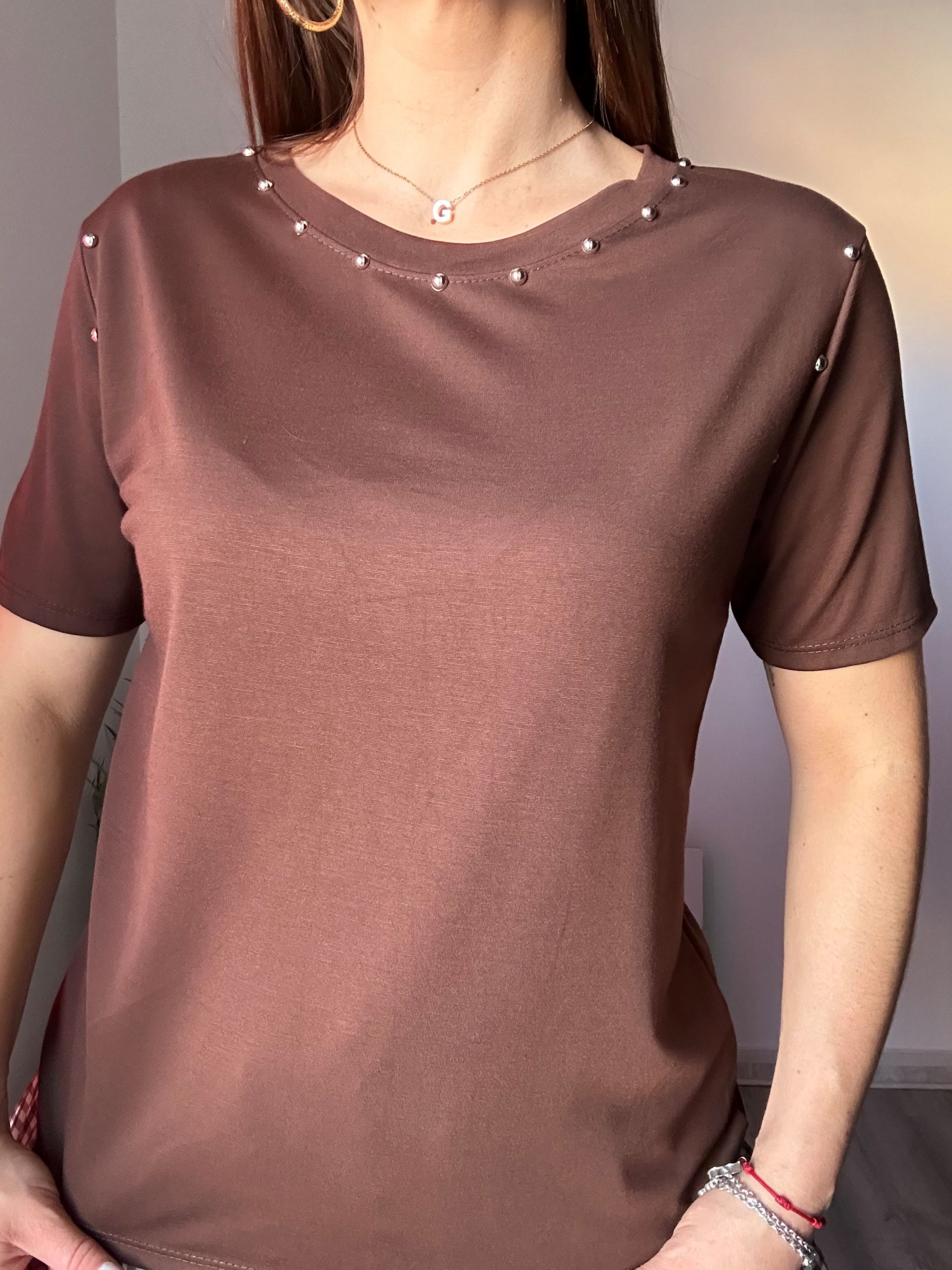 Camiseta marrón tachas 2