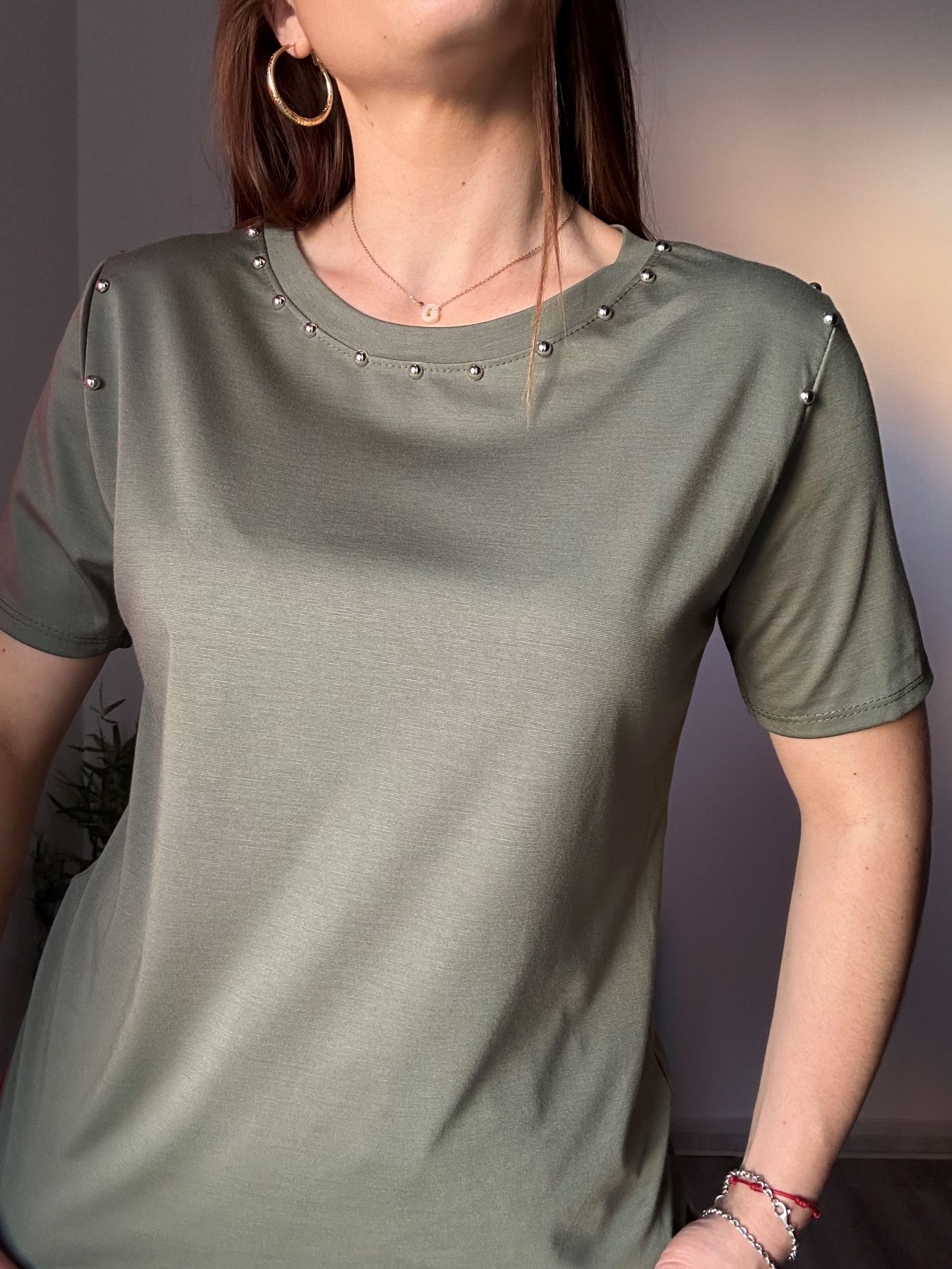 Camiseta verde tachas 3