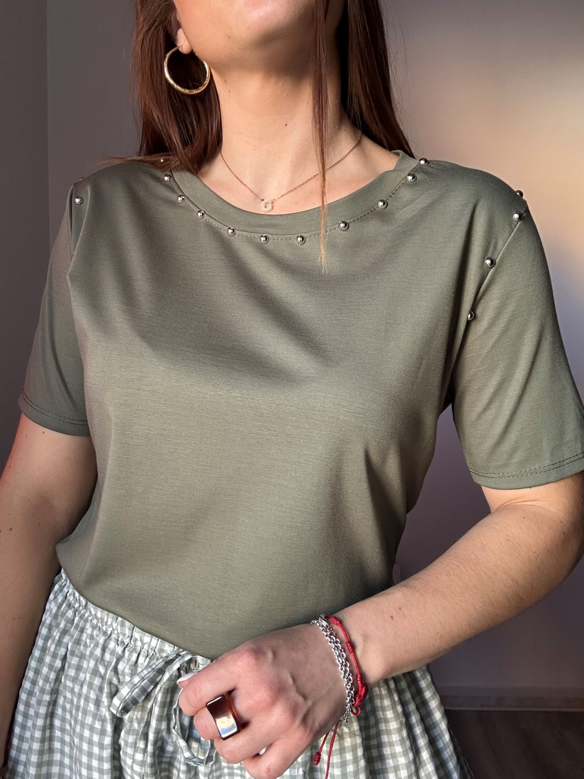 Camiseta verde tachas 4