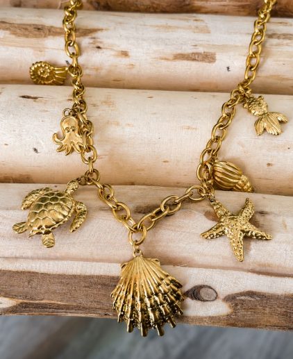Collar dorado detalles de mar